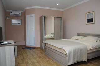 Хостелы ASU HOSTEL TBILISI Тбилиси Двухместный номер Делюкс с 1 кроватью и ванной-4