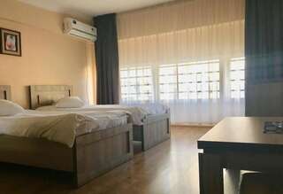 Хостелы ASU HOSTEL TBILISI Тбилиси Улучшенный двухместный номер с 1 кроватью или 2 отдельными кроватями и видом на сад-4