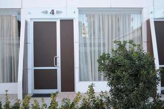 Хостелы ASU HOSTEL TBILISI Тбилиси Улучшенный двухместный номер с 1 кроватью или 2 отдельными кроватями и видом на сад-6