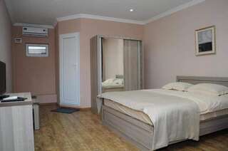 Хостелы ASU HOSTEL TBILISI Тбилиси Двухместный номер Делюкс с 1 кроватью и ванной-11