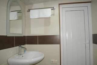 Хостелы ASU HOSTEL TBILISI Тбилиси Двухместный номер Делюкс с 1 кроватью и ванной-13